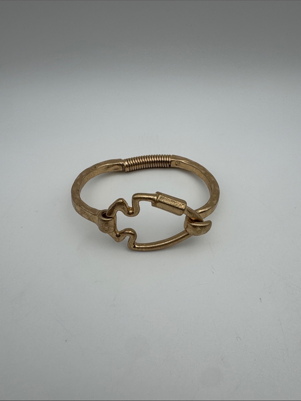 Chiefs Gold-Tone Hook Detail Women’s Bracelet
